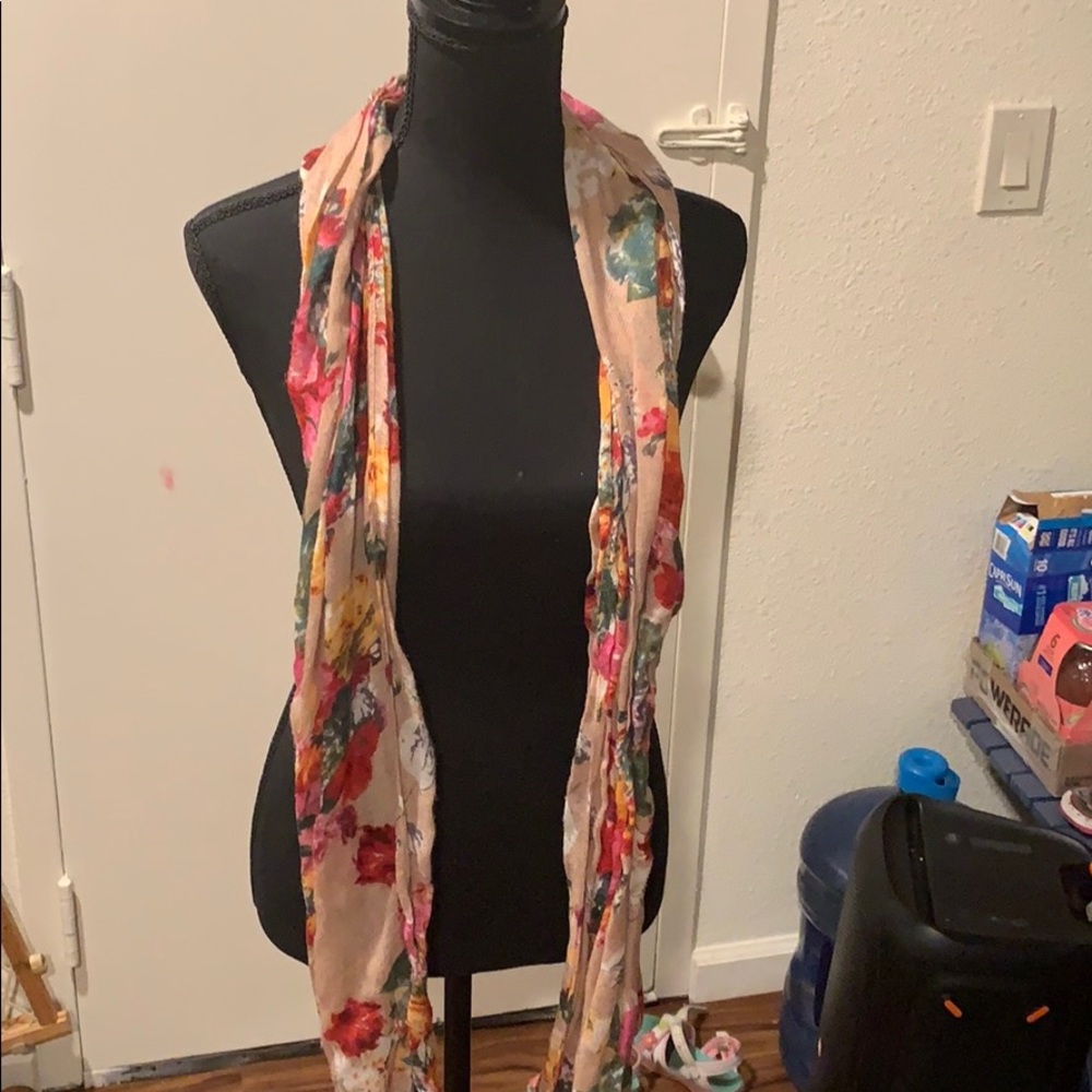 Floral scarf π§£ - Picture 2 of 2